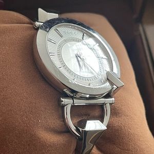 Pre-Owned Gucci Chiodo Watch Quartz YA122508 24mm Stainless Steel Bangle